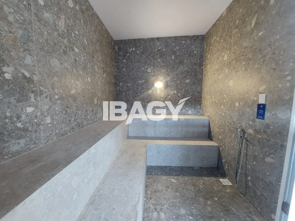 Furnished 133 m² apartment with 3 en-suite bedrooms — photo 44