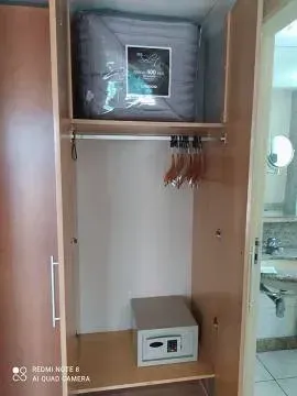 Furnished 1-bedroom apartment with glass-enclosed shower — photo 4