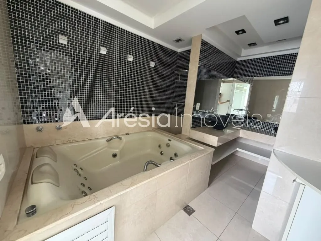 4-bedroom apartment in a building with a sauna — photo 37