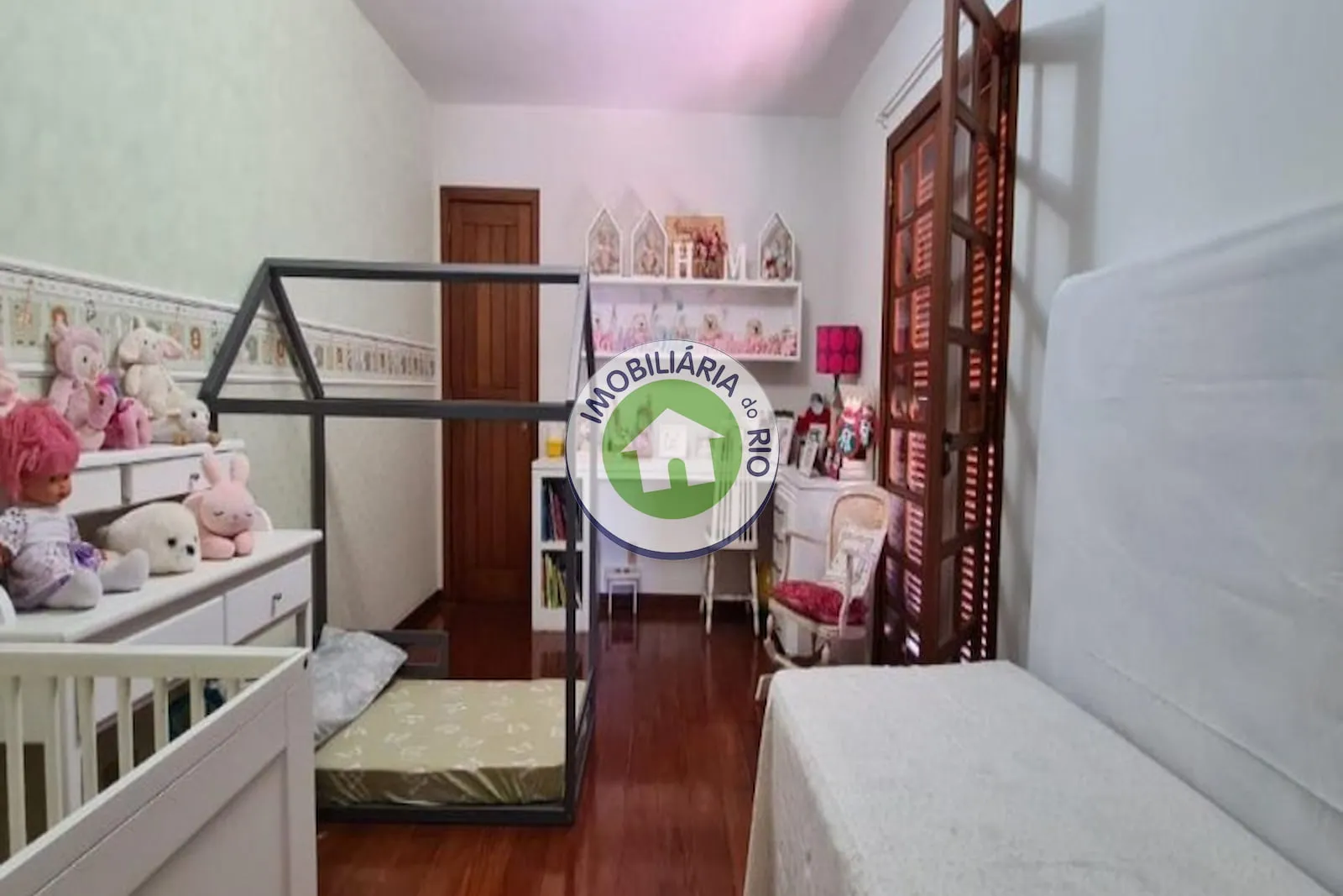House with a balcony, 5 bedrooms and 5 bathrooms — photo 41
