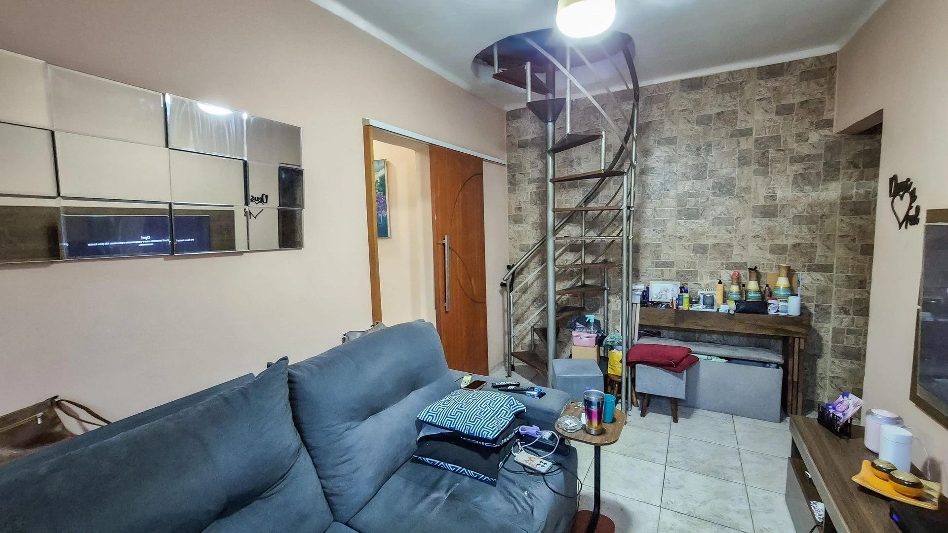 Casa mobiliada com 2 quartos, jardim privativo e 2 banheiros