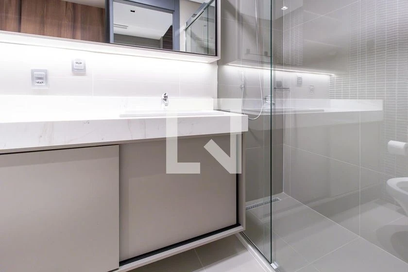 Studio de 1 quarto com box de vidro no banheiro — photo 9