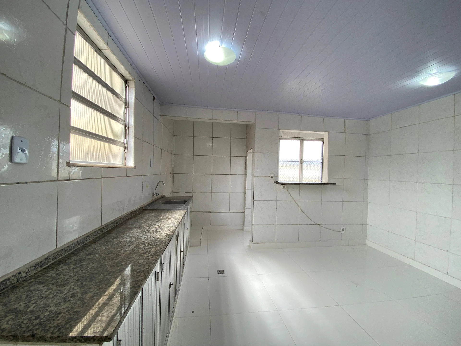 Rental house with 2 bedrooms and no parking — photo 2