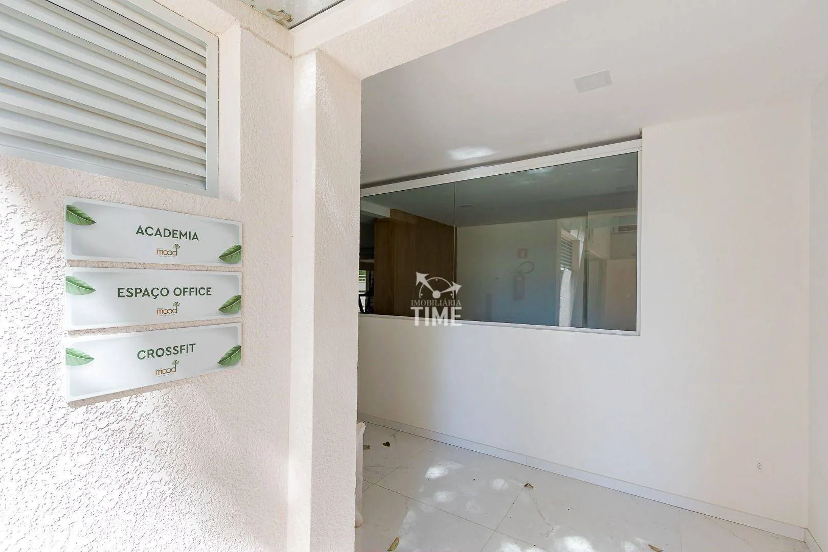 Balcony with a grill in a 3-bedroom apartment, 107 m² — photo 52