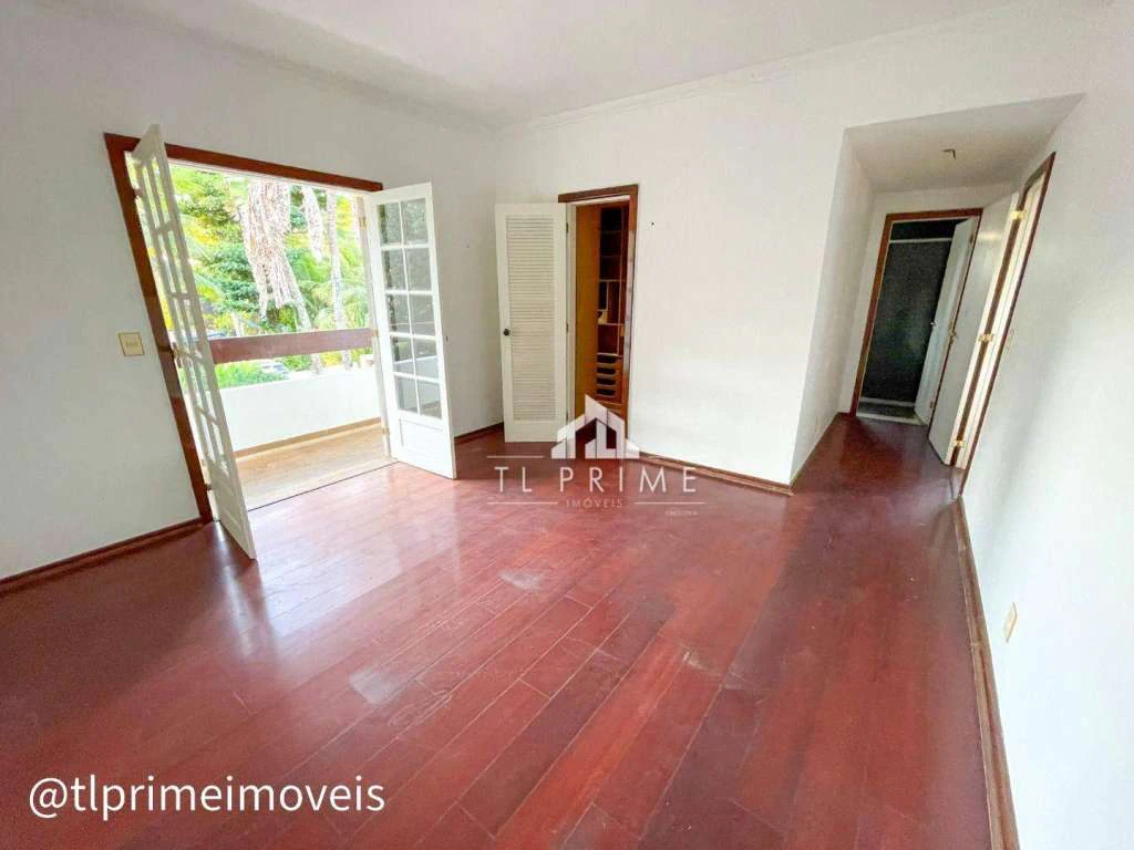 House in a gated community with 4 bedrooms and 600 m² — photo 19