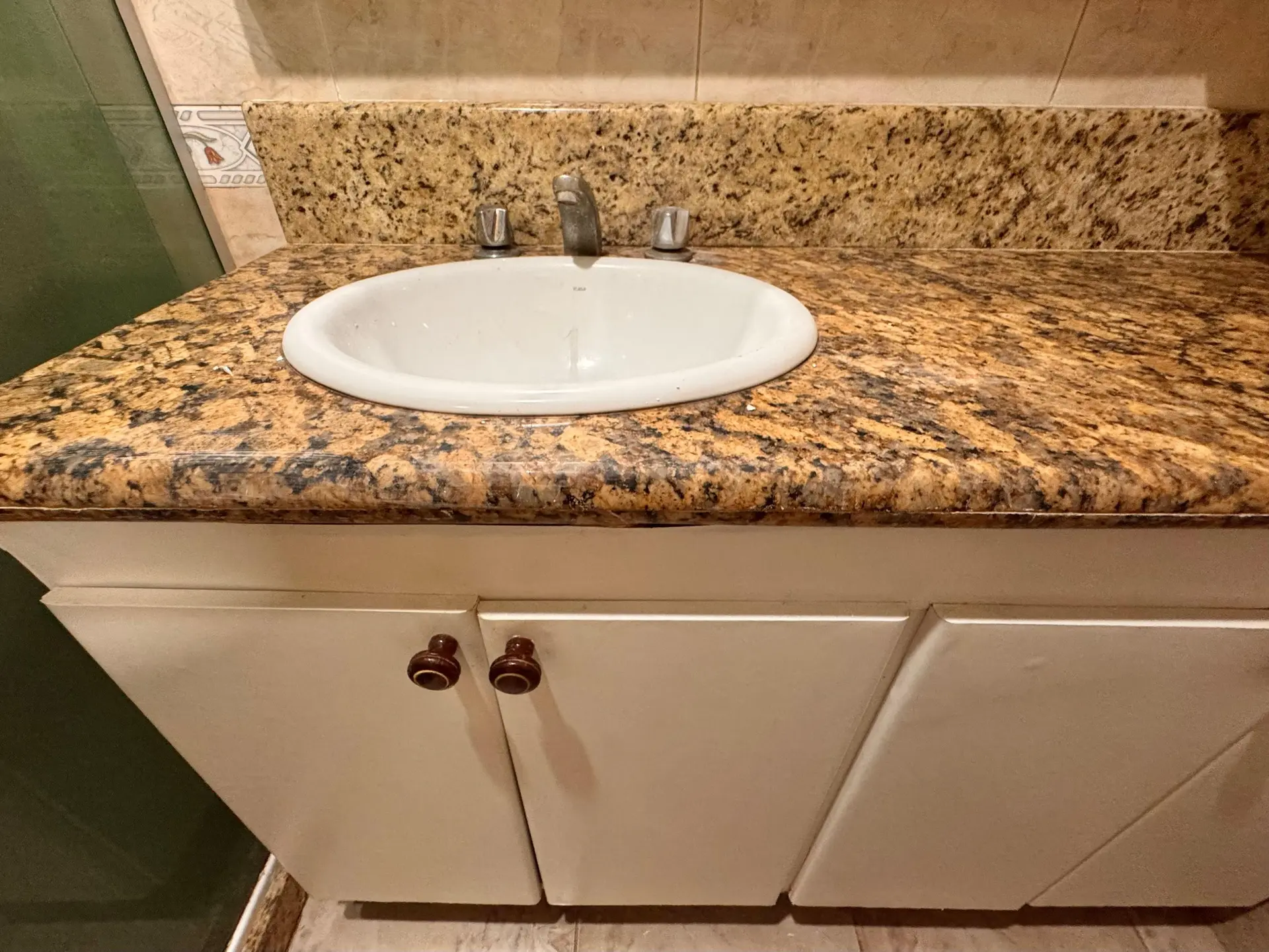 Unfurnished 3-bedroom apartment with enclosed balcony — photo 41