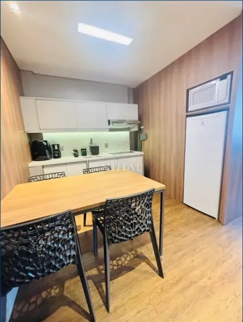 Furnished 1-bedroom apartment with compact kitchenette — photo 2