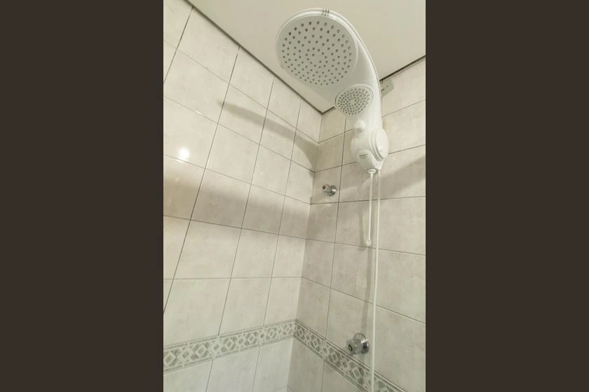 Unfurnished studio-style 1-bedroom with a balcony — photo 9