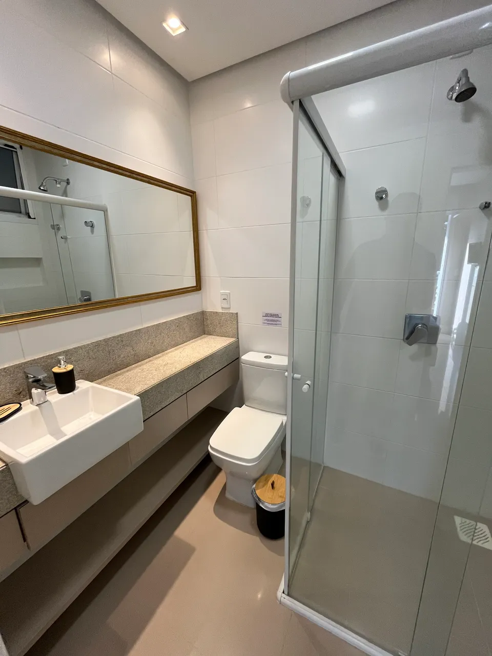 Квартира 100 м² с застеклённым балконом и грилем на балконе — photo 3
