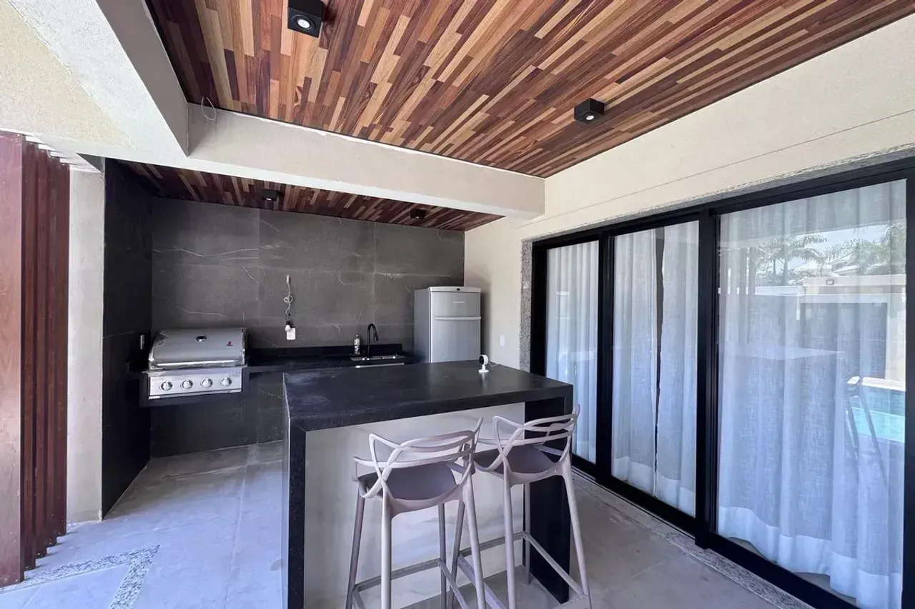 Casa de 4 dormitorios con ventanales de piso a techo — photo 31