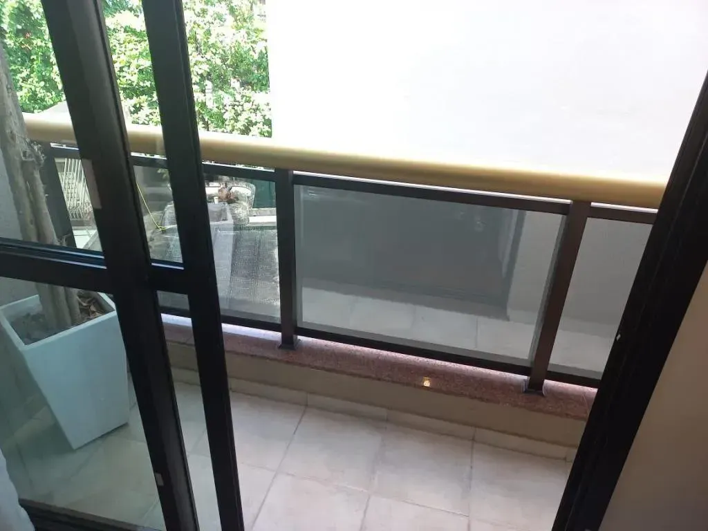 Furnished 1-bedroom apartment with glassed-in balcony — photo 23