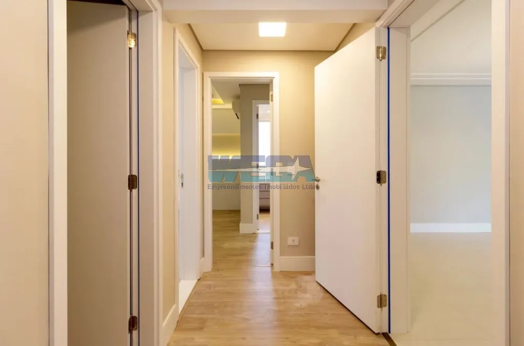 Apartamento com 4 quartos e varanda de vidro fechada — photo 15