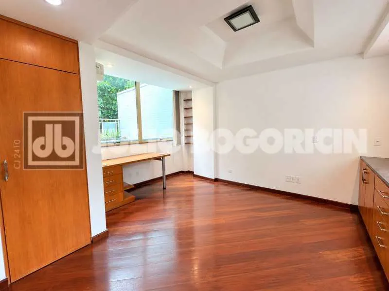 3-bedroom apartment with a park view in Rio de Janeiro — photo 16