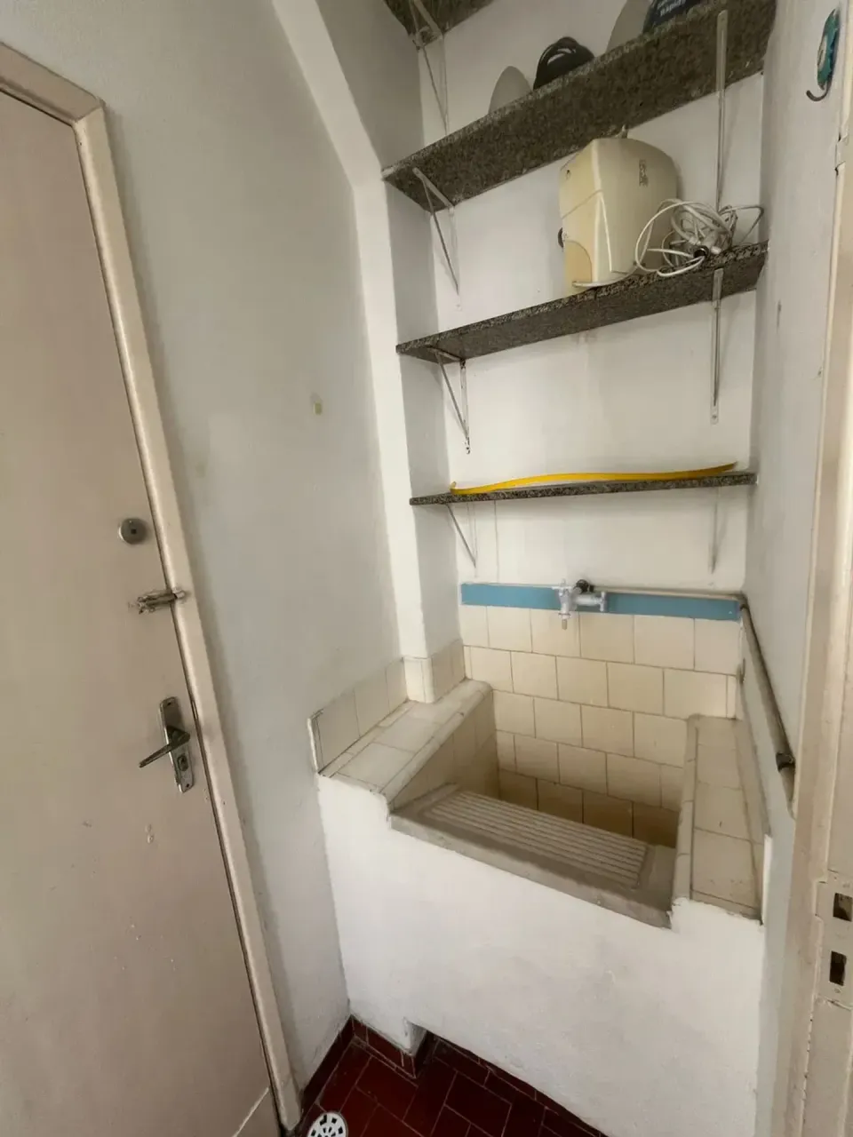 2-bedroom apartment with a glass-enclosed shower — photo 4