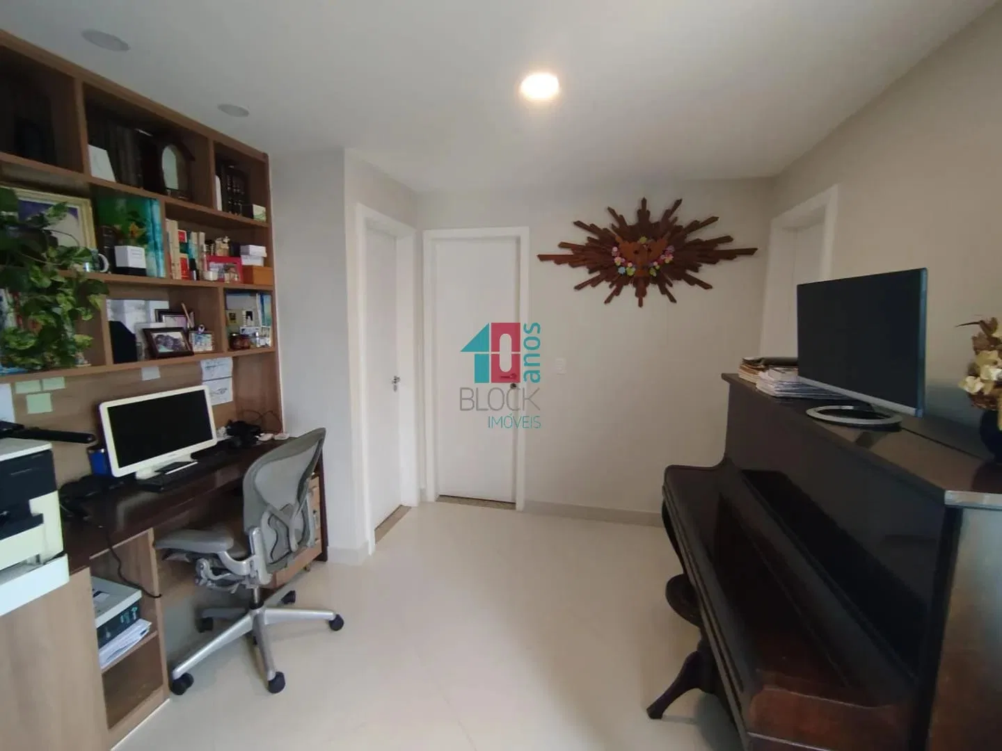 Furnished 361 m² apartment with 4 en-suite bedrooms — photo 10