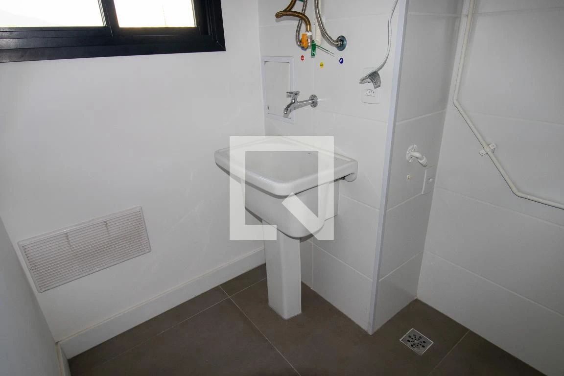 One-bedroom apartment in a building with a gym — photo 12