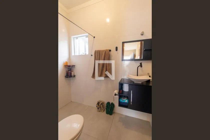 Furnished 2-bedroom house with 1 en-suite and private yard — photo 16