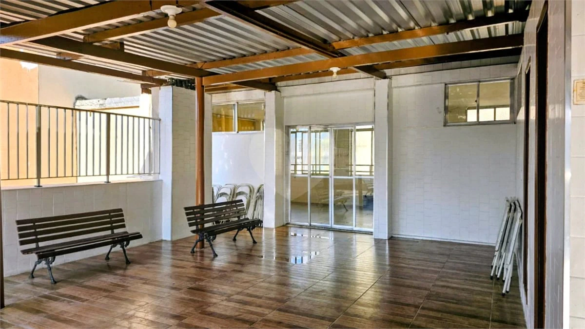Wood or laminate floors in a 2-bedroom apartment, 58 m² — photo 5
