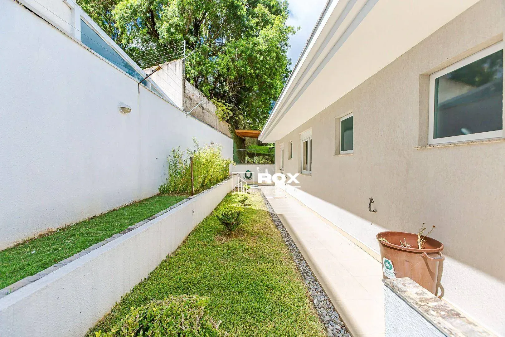 Unfurnished 598 m² house with 6 parking spaces — photo 11