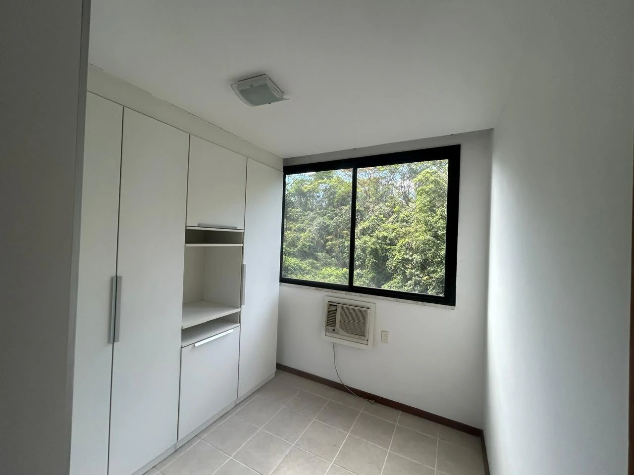 Apartamento de 3 quartos com piso de cerâmica e 2 banheiros — photo 3