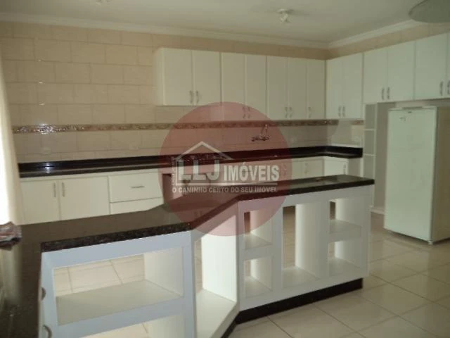 Casa tipo sobrado de 360 m² con 4 dormitorios y cocina equipada — photo 2