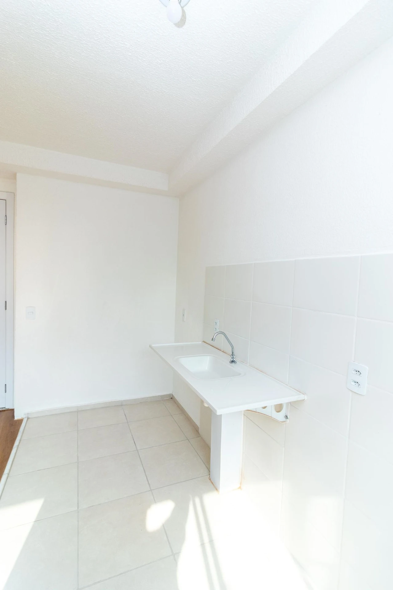 One-bedroom apartment in a building with a gym — photo 26