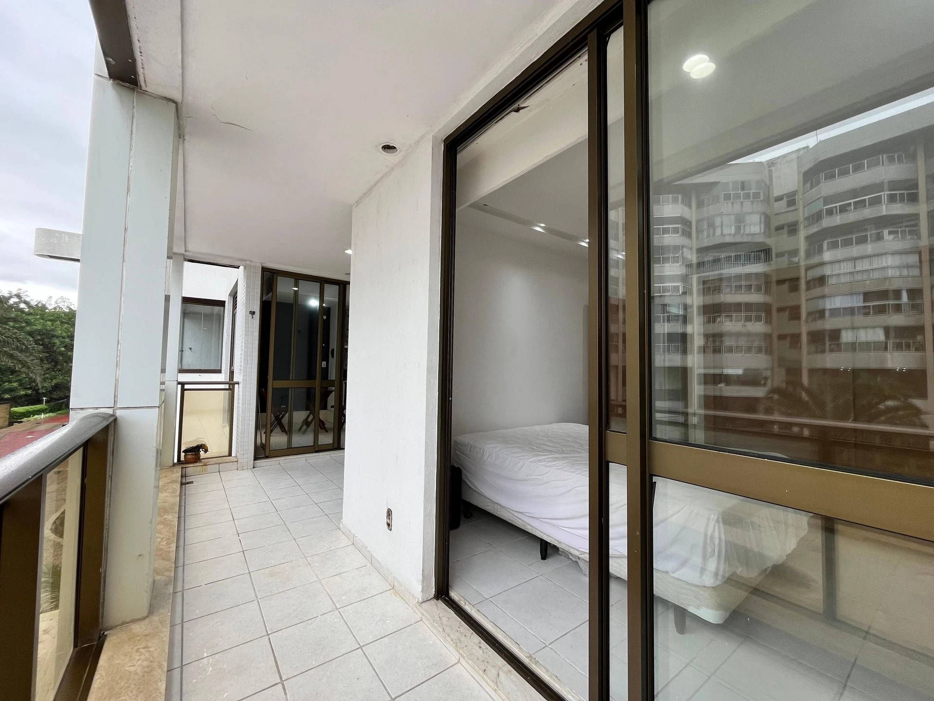 One-bedroom apartment with a washing machine — photo 17