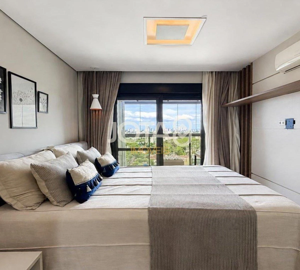 Floor-to-ceiling windows in a 3-bedroom apartment, 150 m² — photo 6