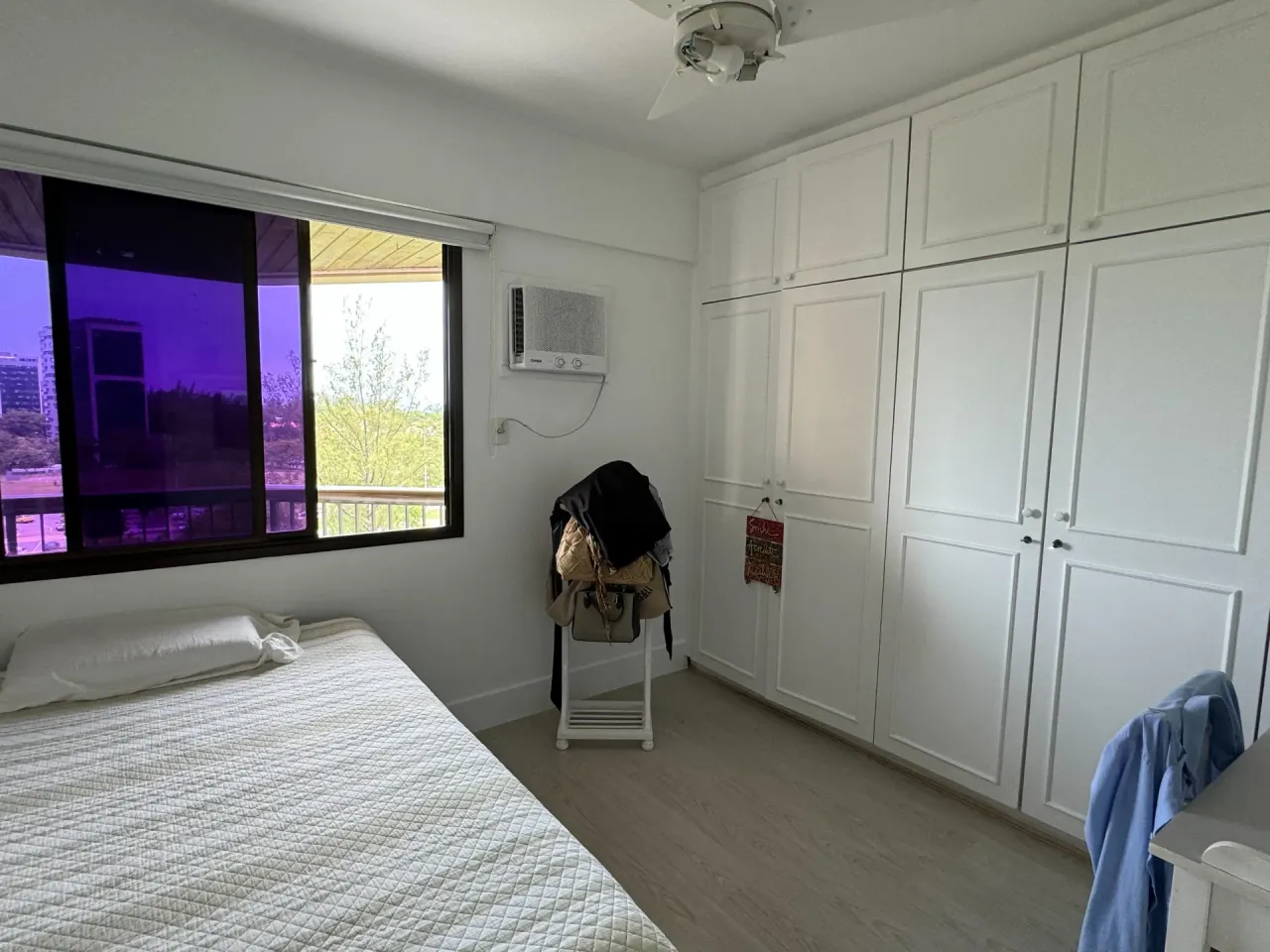 Furnished 4-bedroom apartment with glass balcony — photo 2