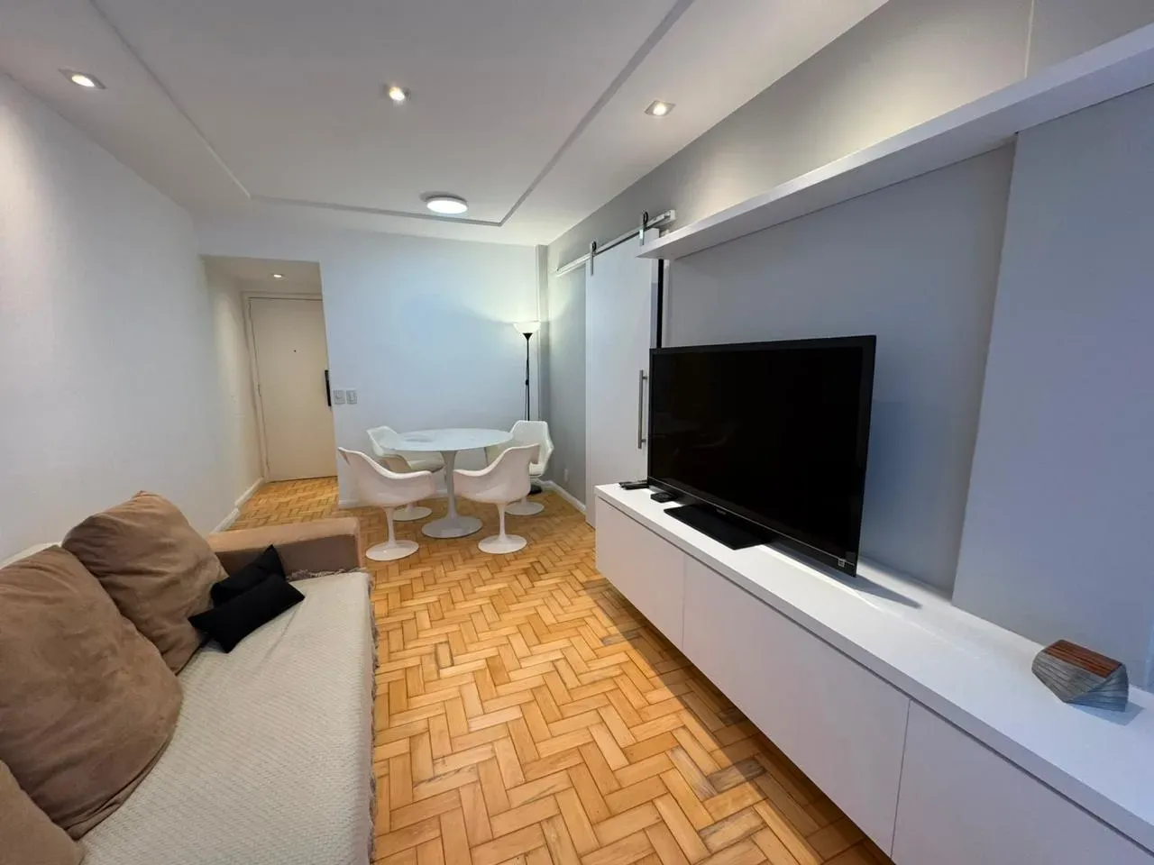 Furnished apartment, 74 m², with a glass-enclosed balcony — photo 4