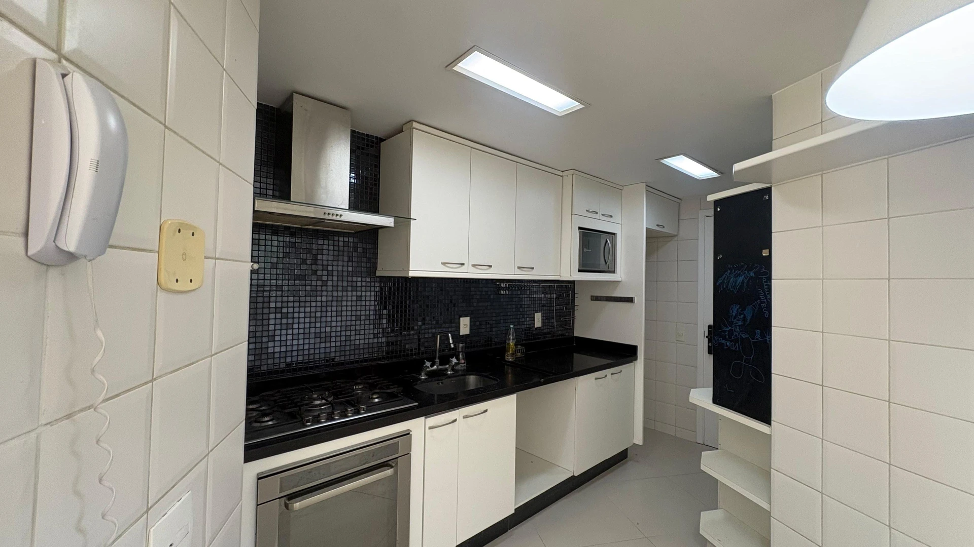 3-bedroom apartment with a glass-enclosed balcony — photo 5
