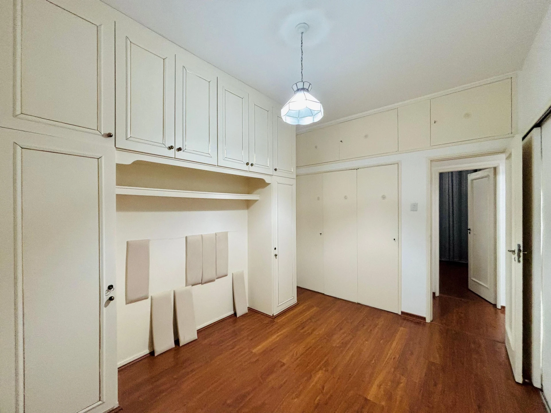 Wood or laminate floors in a 3-bedroom apartment, 110 m² — photo 13
