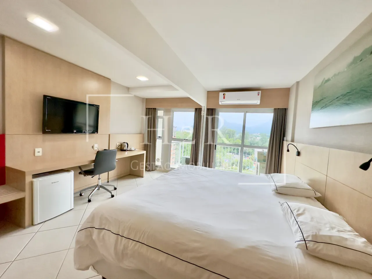 Unfurnished 1-bedroom apartment with glass shower — photo 2