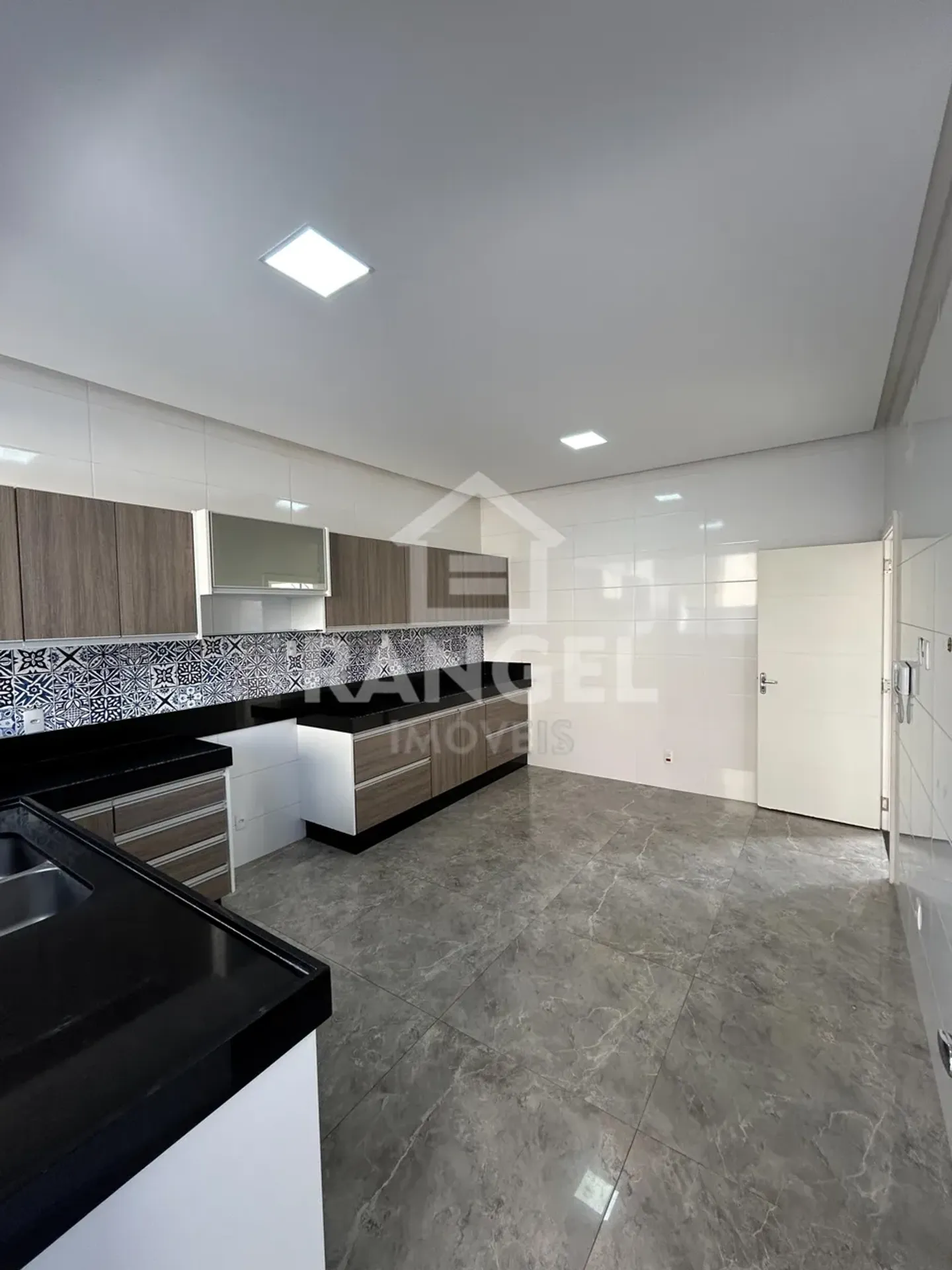 House, 350 m², with a grill on the balcony — photo 24