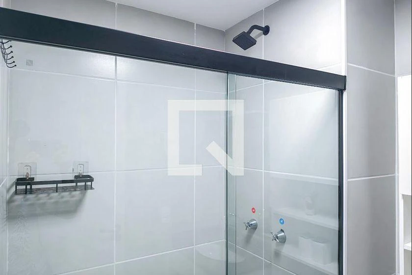 One-bedroom apartment in a building with a gym — photo 10
