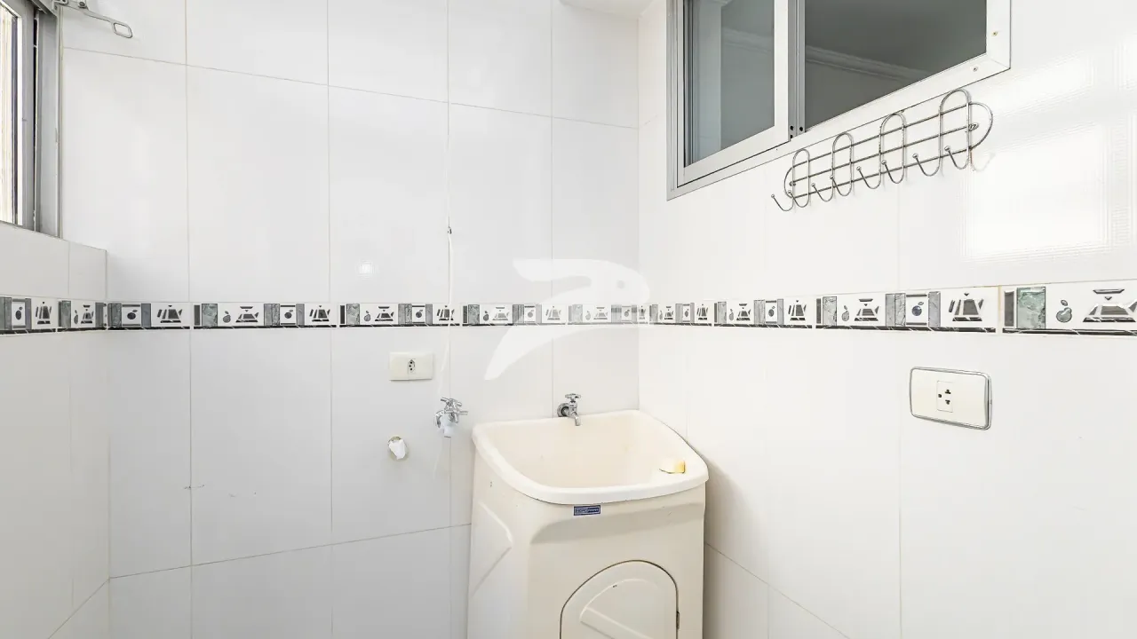 2-bedroom apartment with wood flooring in the living room — photo 8