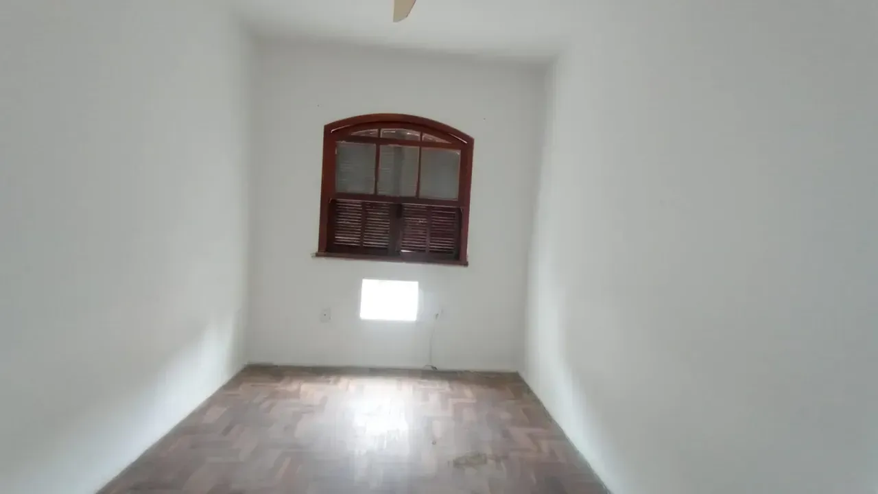 4-bedroom house with 2 bathrooms and 2 parking spots — photo 10