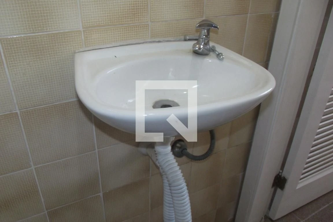 Unfurnished 2-bedroom apartment with a suite bathroom — photo 20