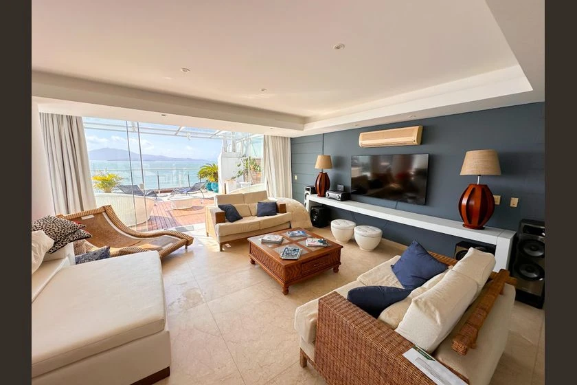 Apartment with 4 bedrooms, enclosed glass balcony and A/C