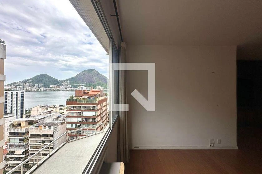 Water view in a 3-bedroom apartment, 130 m²