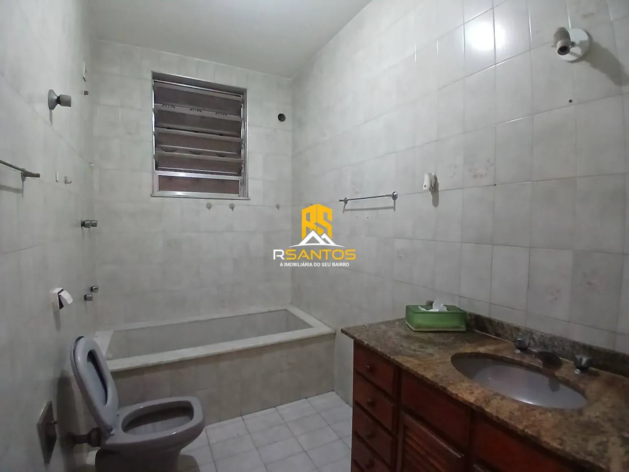 2-bedroom house with a bathtub — photo 14