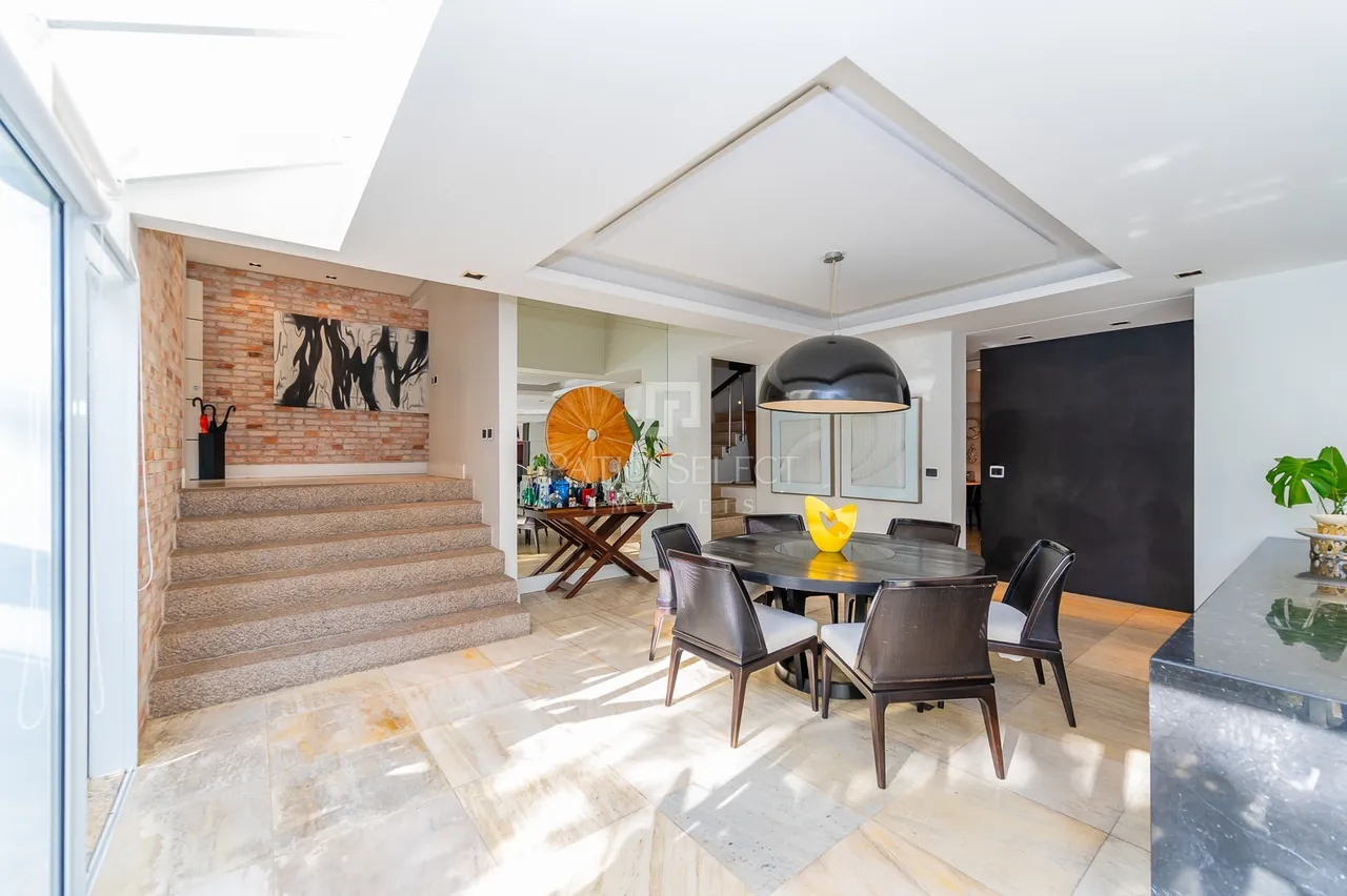 House, 763 m², with a glass-enclosed balcony