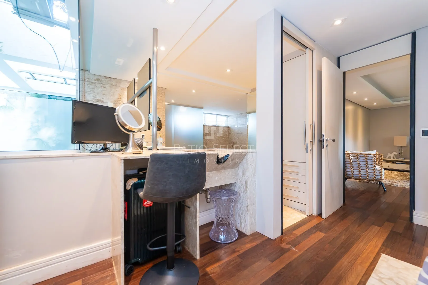Floor-to-ceiling windows in a 6-bedroom house, 763 m² — photo 102
