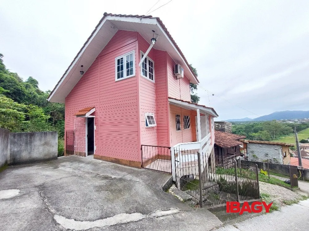 2-bedroom house with a mountain view in Florianópolis — photo 17