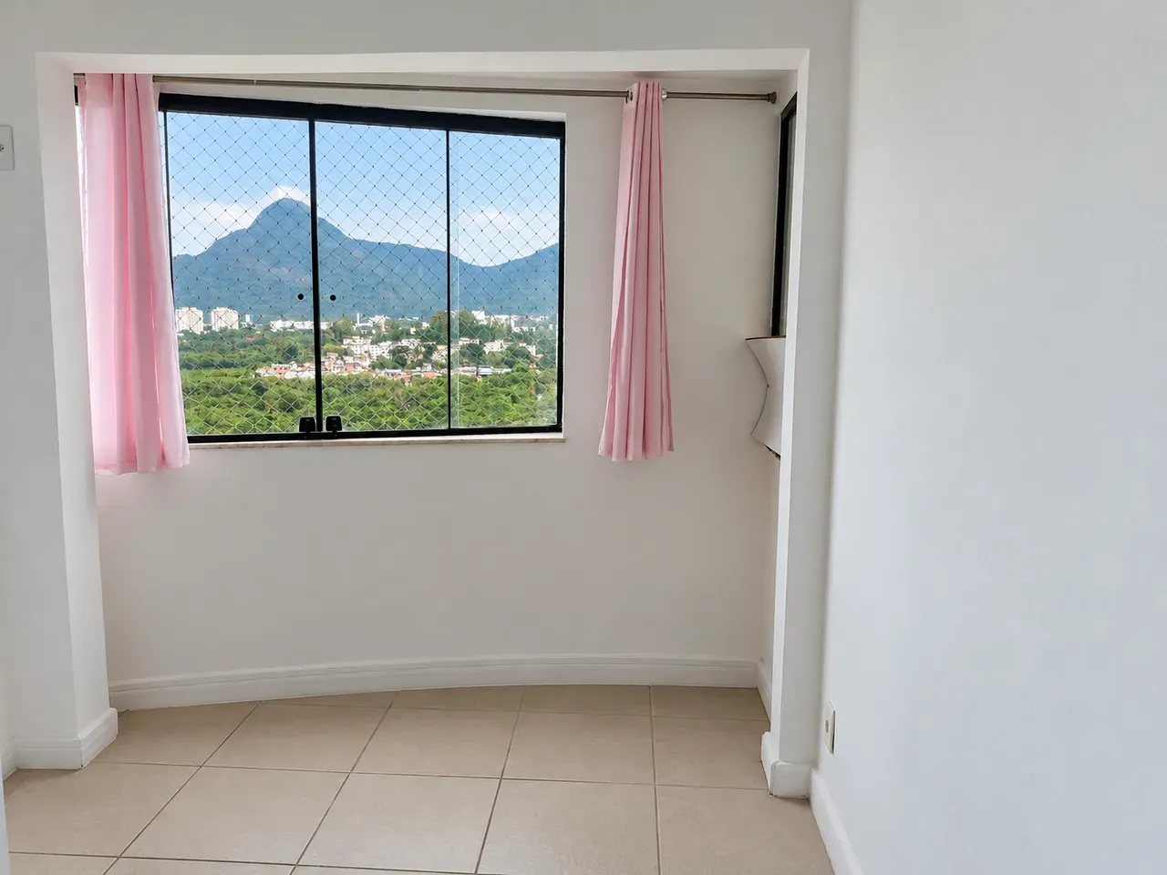 2-bedroom apartment with a mountain view