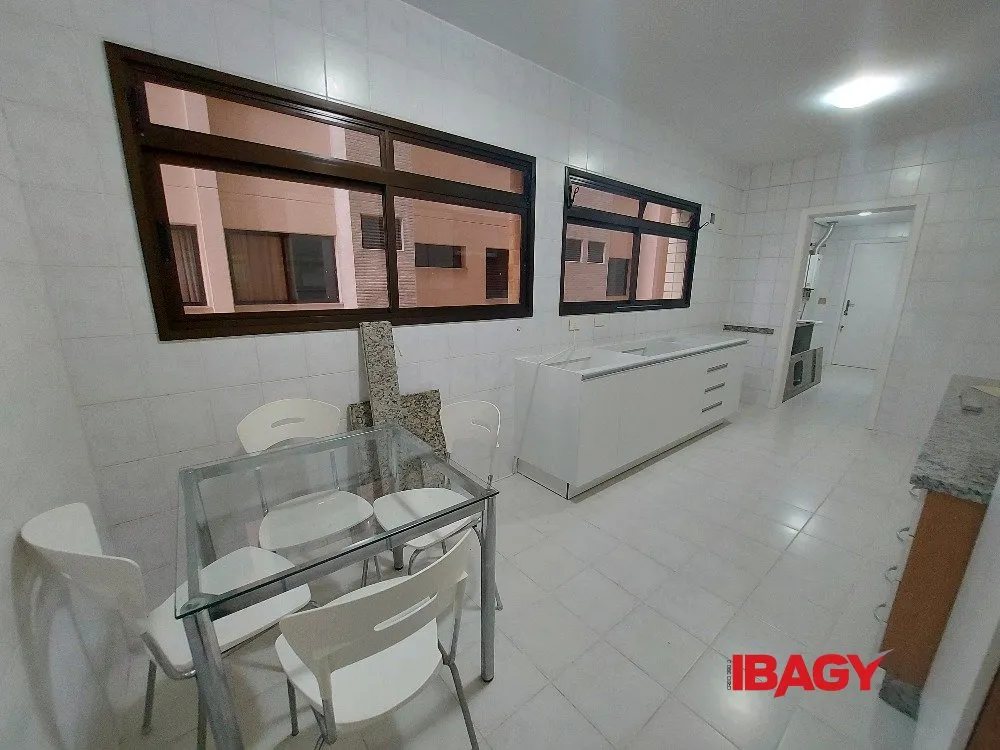 4-bedroom apartment with 2 en-suite baths and enclosed kitchen — photo 22