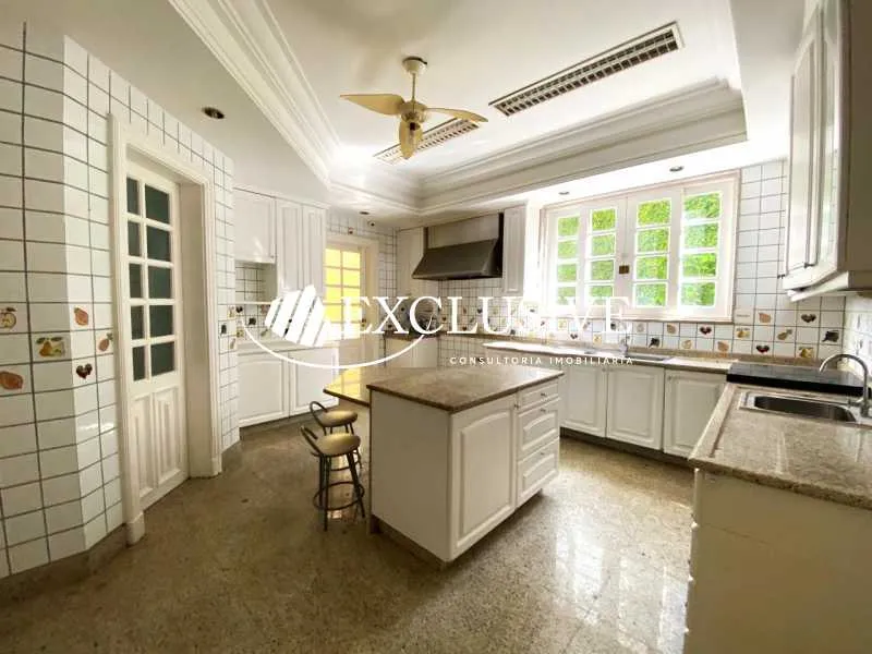 Bathtub in a 5-bedroom house, 881 m² — photo 12
