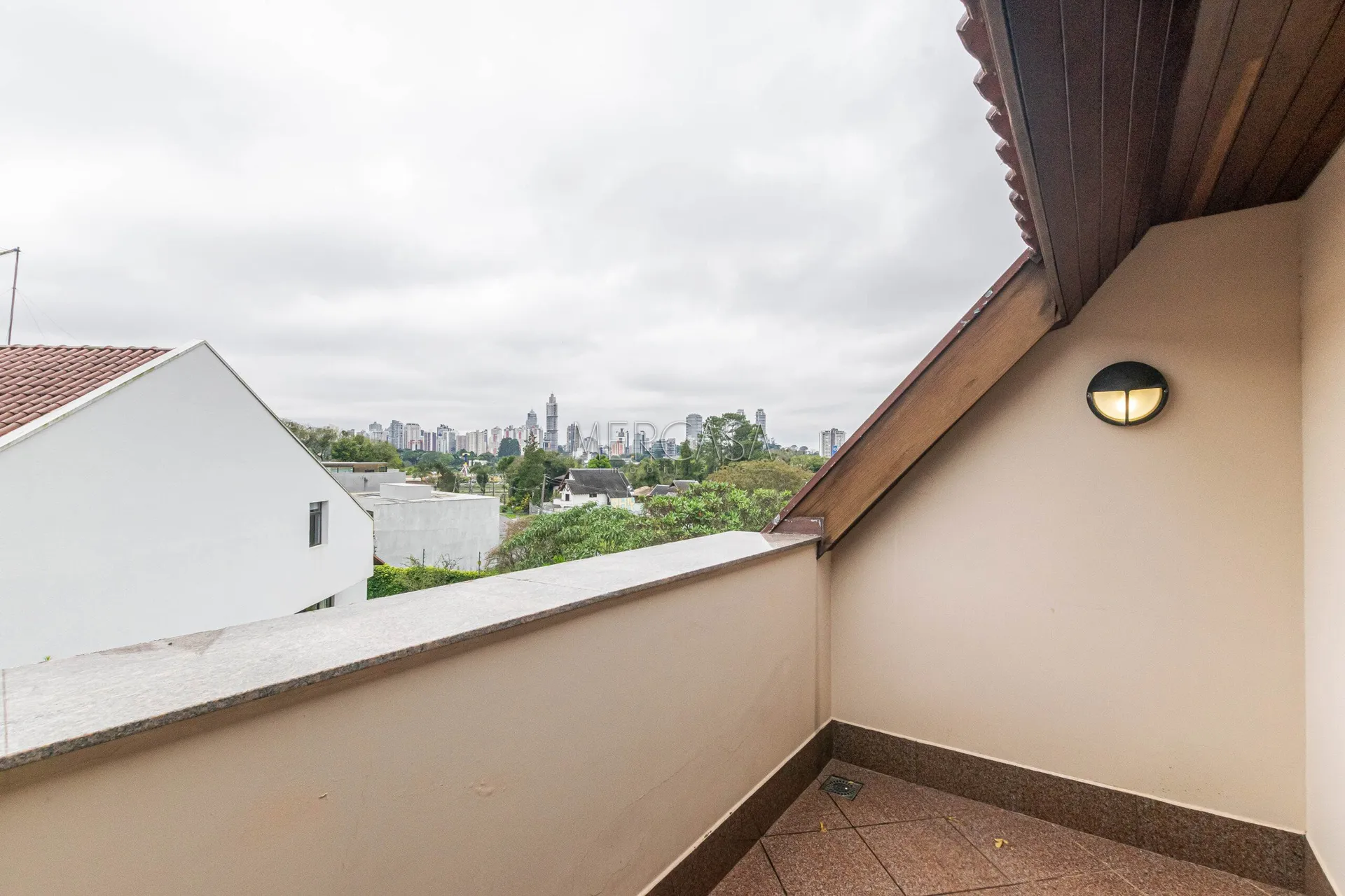 3-bedroom house with a bathtub in Curitiba — photo 63