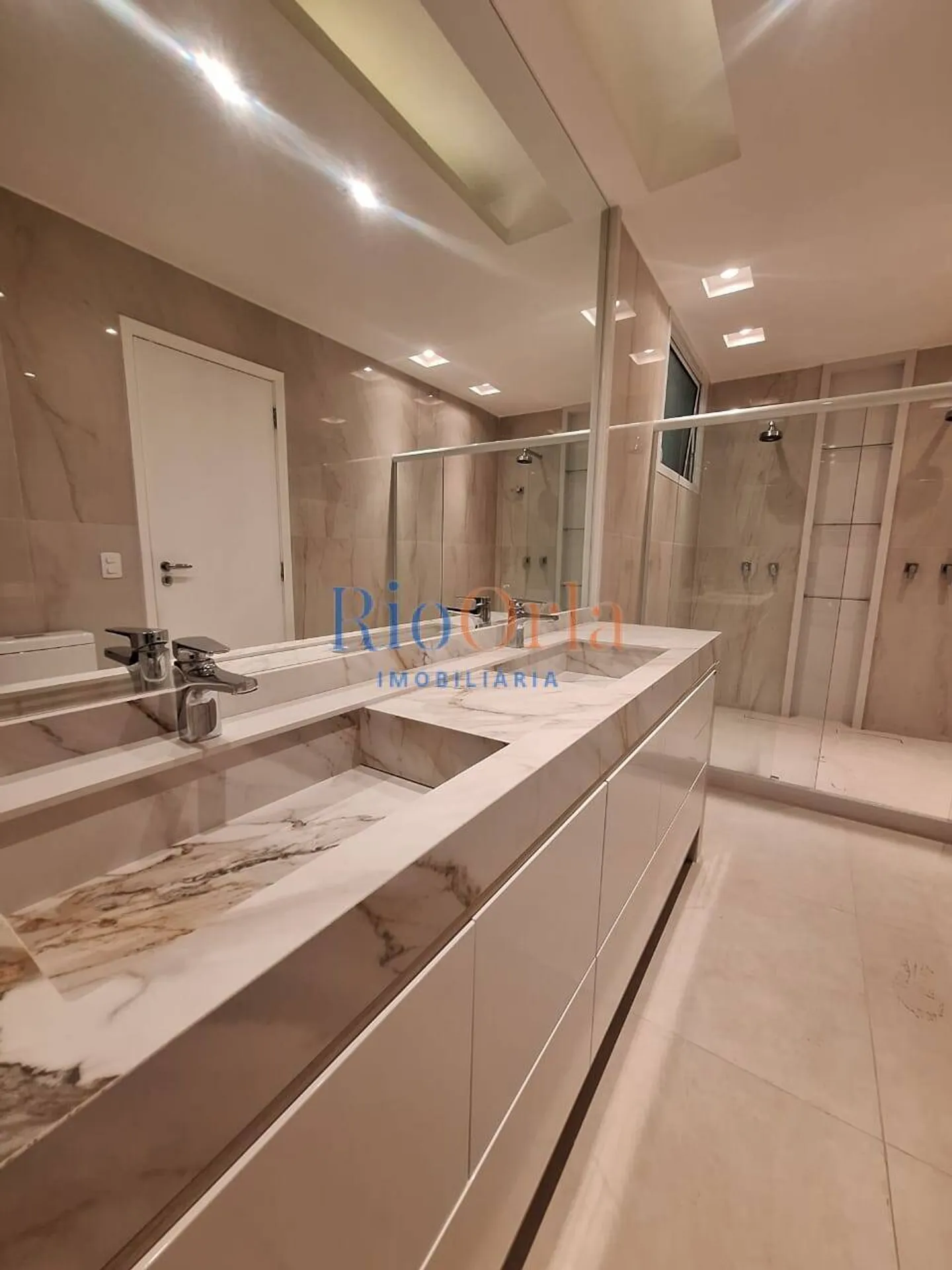 Furnished apartment with 4 bedrooms and 5 bathrooms — photo 26
