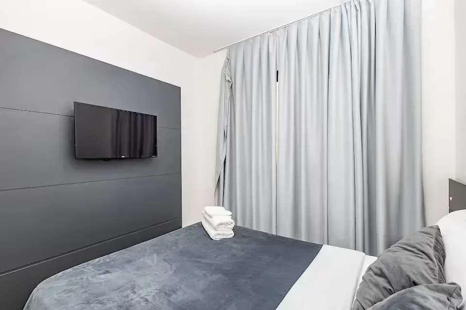 Furnished 1-bedroom apartment with open-plan kitchen — photo 13